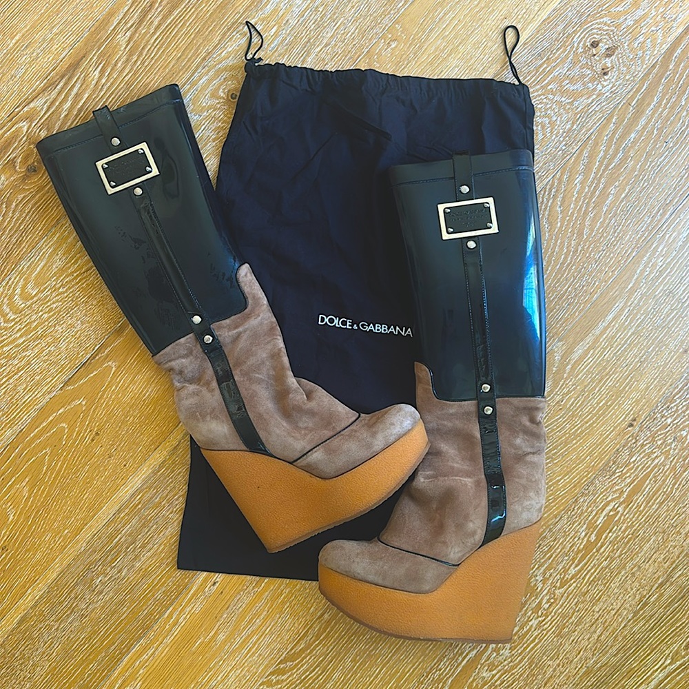 Very rare Dolce & Gabbana platform boots. Rubber and suede.